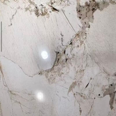 חיפוי קיר PVC דמוי שיש בצבע לבן בשילוב גידים ברונזה MA10