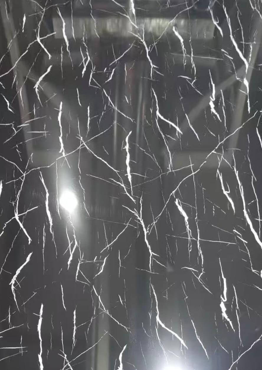 שיש שחור עם גידים לבנים מתאים לאמבטיה