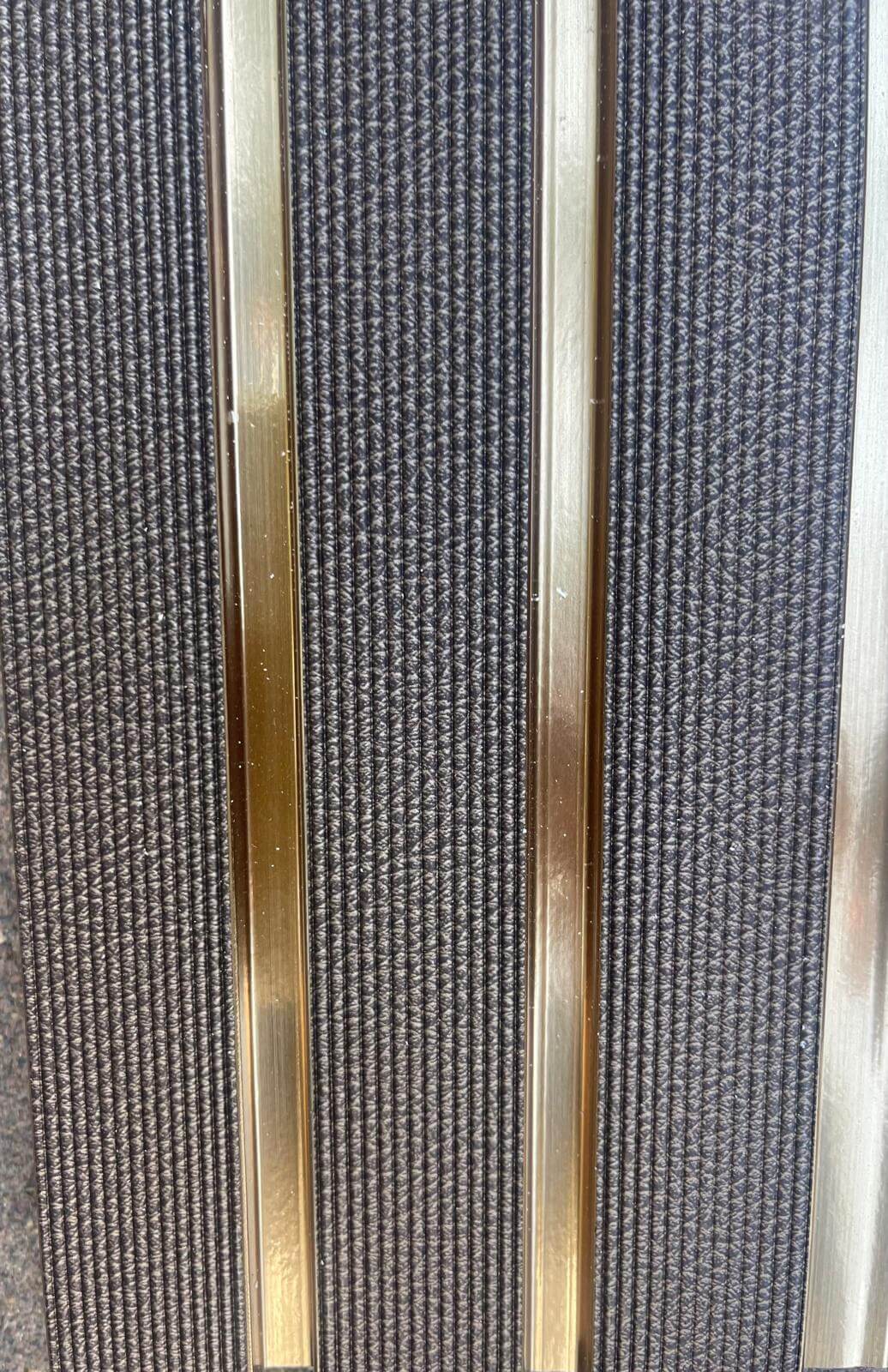 חיפוי לקיר דמוי עץ מסורג בשילוב זהב 313